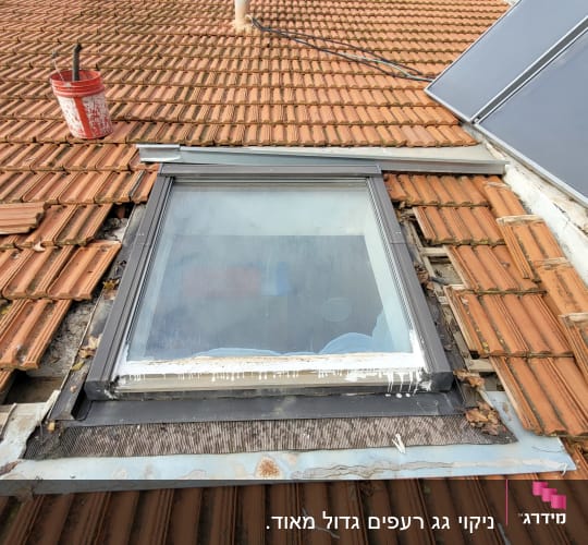 רעפים כתומים, חלון גג, דלי צבע אדום, קולטי שמש